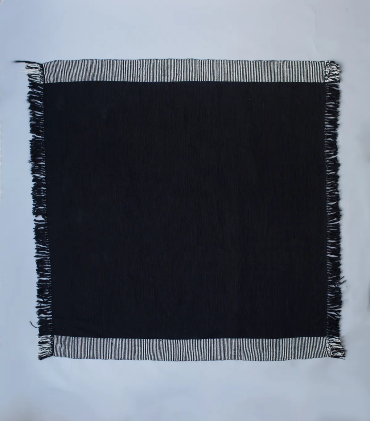 Apparel Duna Blanket - Black/White