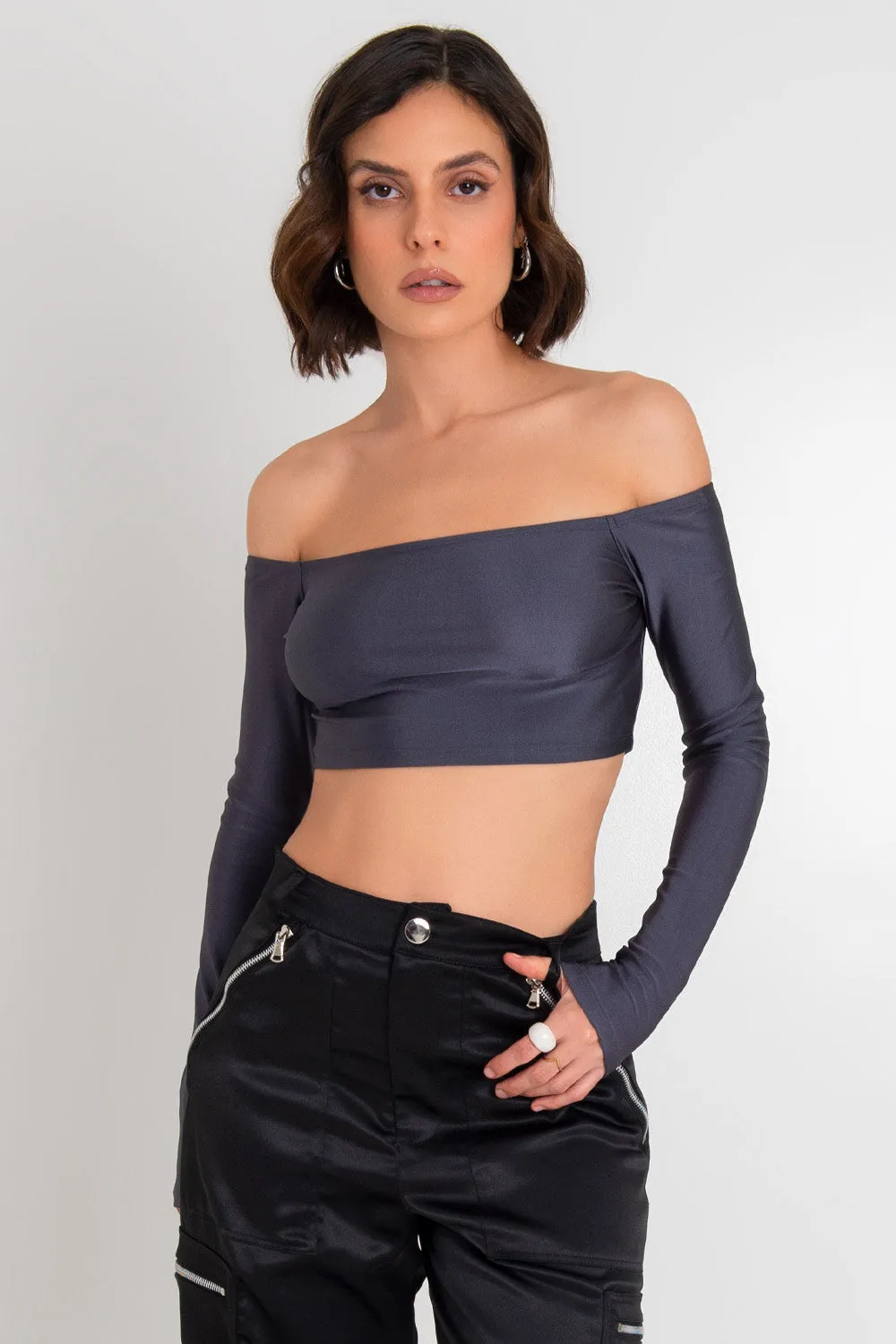 Crop top satinado de hombros descubiertos