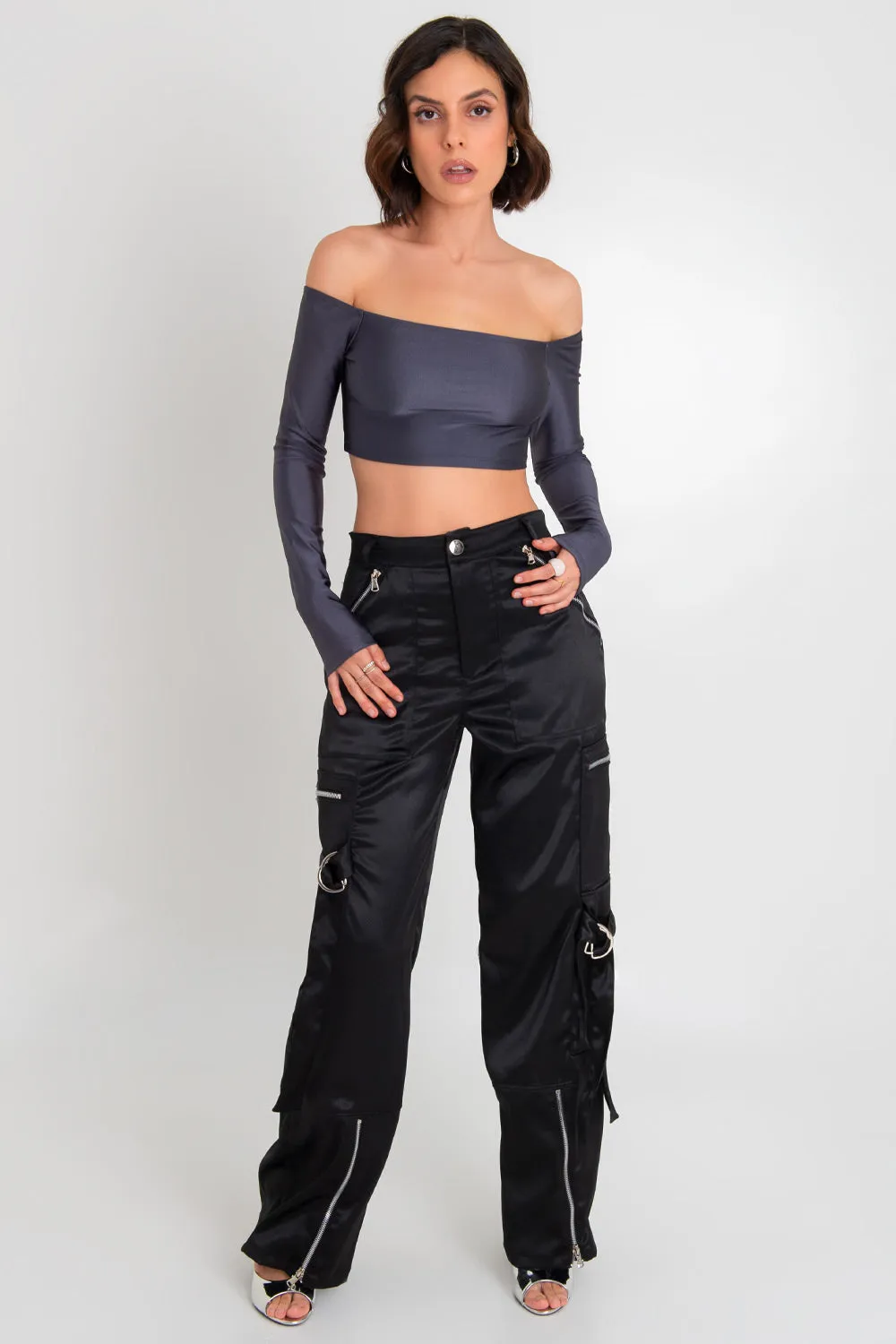 Crop top satinado de hombros descubiertos