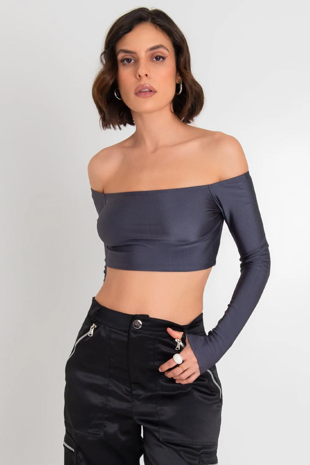 Crop top satinado de hombros descubiertos